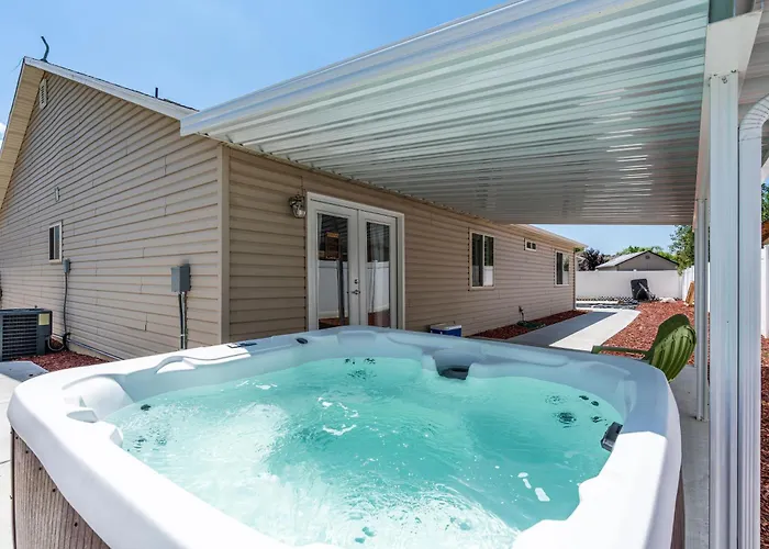 Fully Stocked Home With Hot Tub And Private Yard