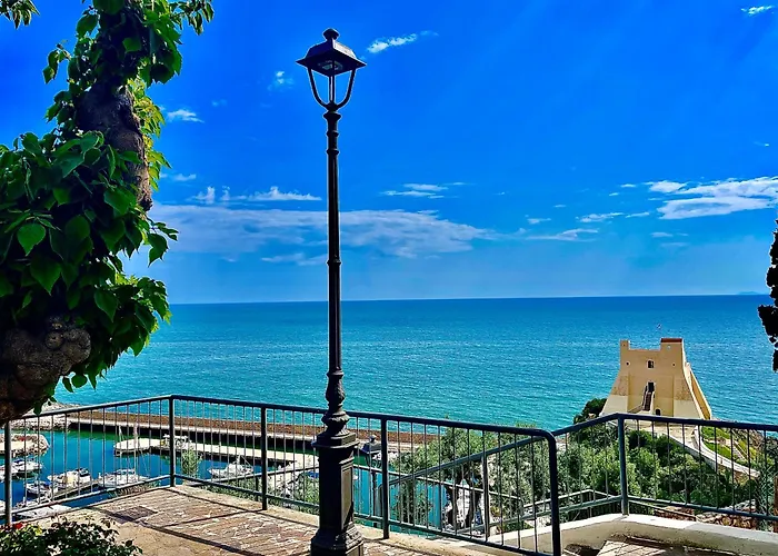 Il Mare Nel Pozzo Sperlonga Centro Storico Tutti i servizi sotto casa, a 100 mt dal mare Parcheggio multilivello adiacente, lasci la macchina e fai tutto a piedi!