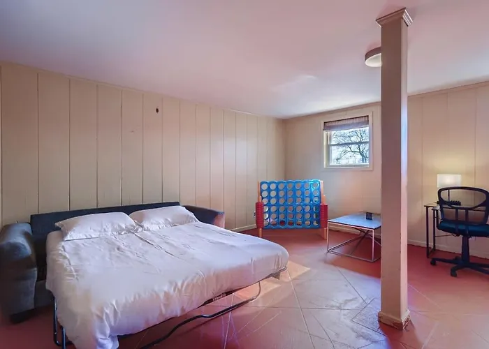 5 Acre Farmhouse Near Nashville!
