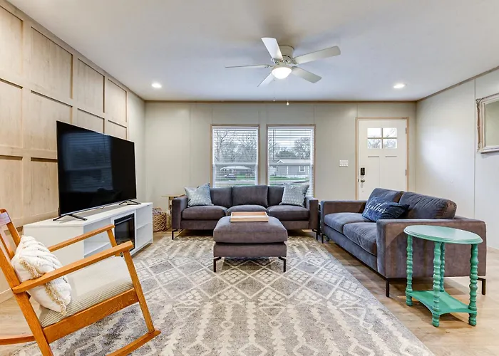 Hudson Oaks Country Creekside Home: Hot Tub & Deck