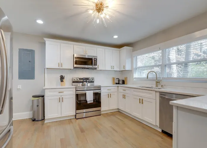 Pet-Friendly Decatur Home ~ 8 Mi To Downtown Atl!