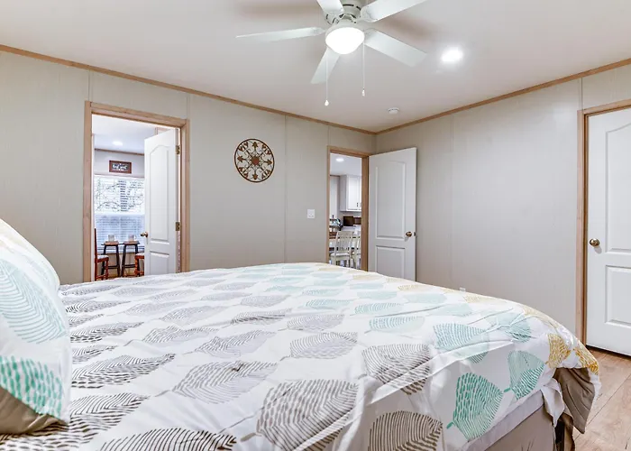 Hudson Oaks Country Creekside Home: Hot Tub & Deck