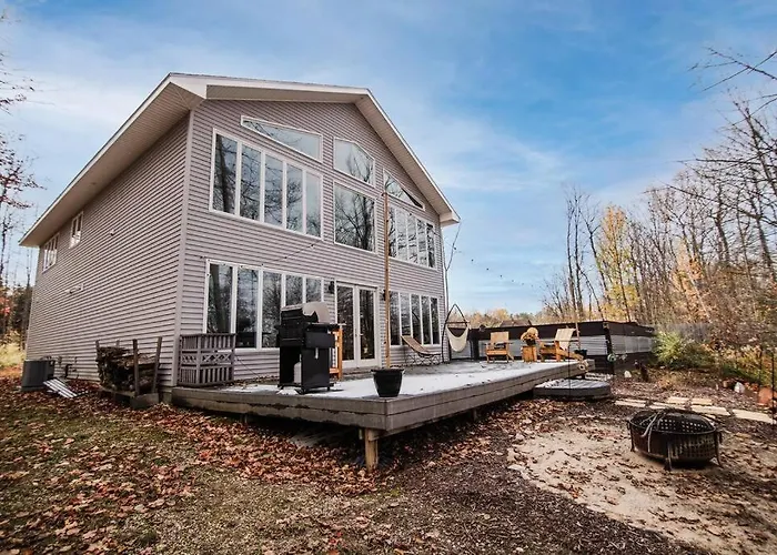 Modern Home Of Style & Comfort!