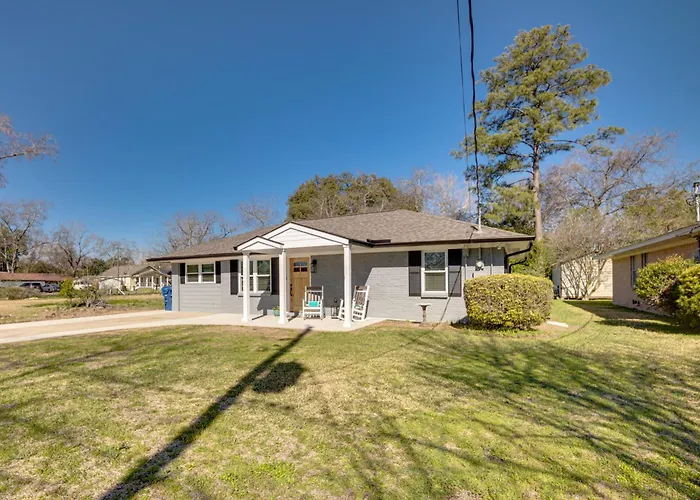 Pet-Friendly Tomball Cottage: Steps To Downtown!
