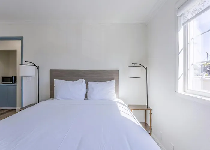 Coastal Breeze Inn