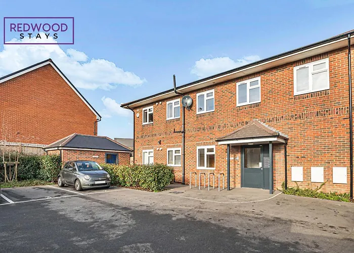 Redwood Stays: Modern Serviced Apartments with Free Parking & Streaming