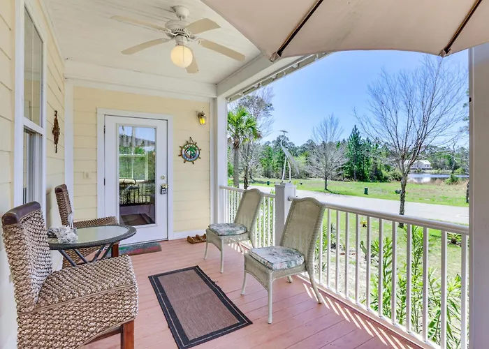Lovely Carrabelle Home W/ Lake Views & Pool Access