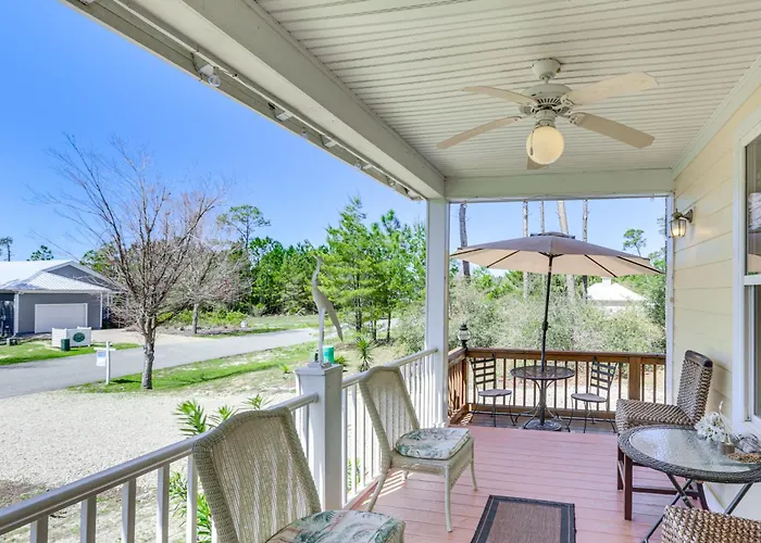 Lovely Carrabelle Home W/ Lake Views & Pool Access