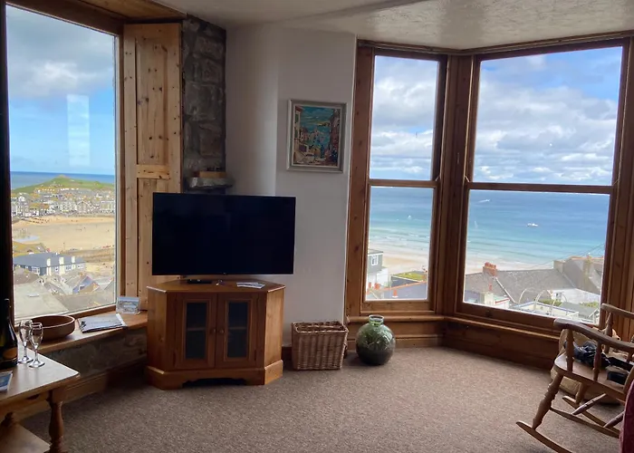 Huer's Watch: Harbor View Apartment with Free Parking