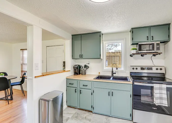 Jefferson City Bungalow: Hot Tub & Patio!