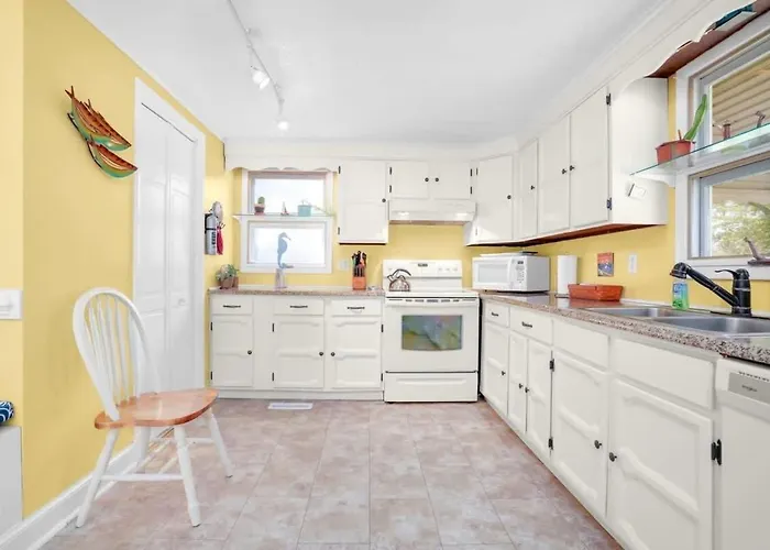 Pet-Friendly Creekside Cottage W Backyard