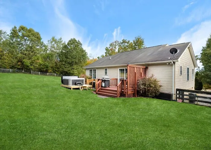 Cabin W Hot Tub & Fire Pit Shenandoah River