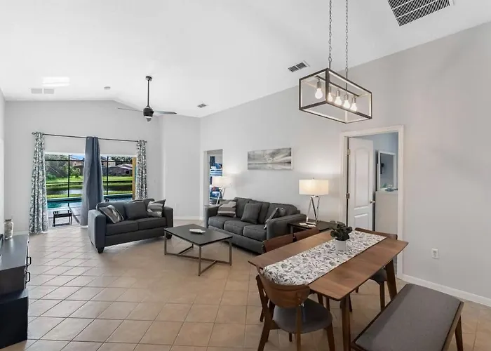 Stunning Newly Renovated Pool Home Close To Disney