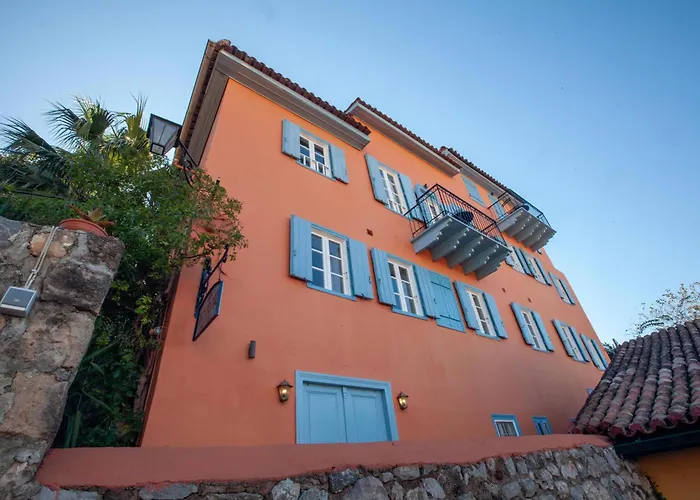 Byron Traditional Hotel
