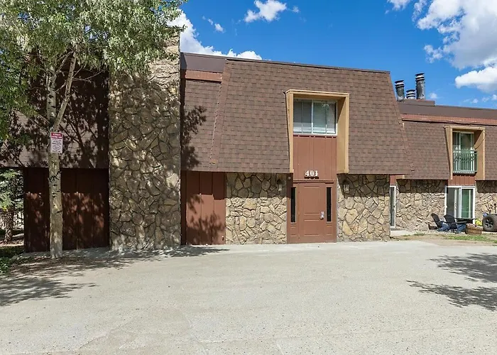 Updated Downtown Condo Walk Everywhere And Parking