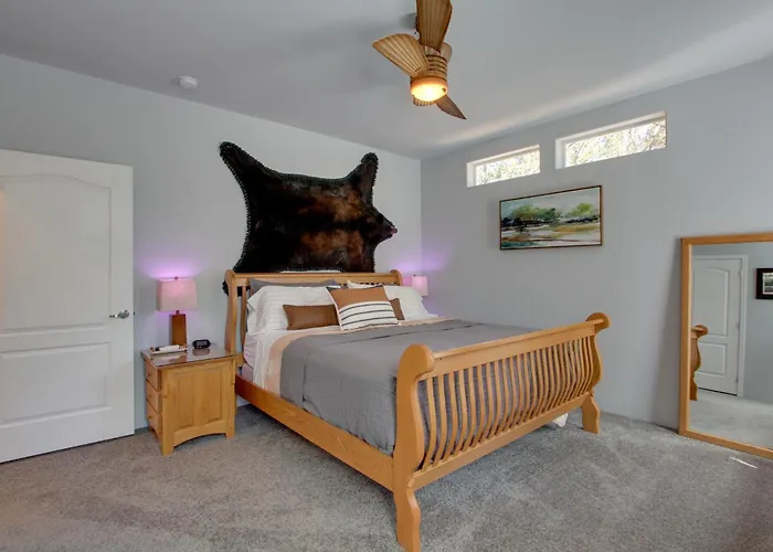 'The Hub' La Pine Vacation Rental - Dog Friendly!