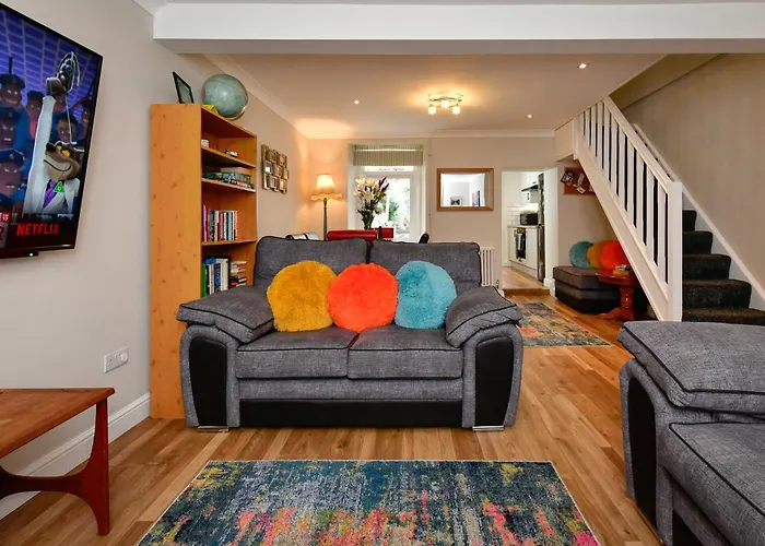 Rare Free Parking In Heart Of The City - Highly Rated Townhouse & Garden - Peaceful Area Less Than 5Min Walk To Beach, Shops, Bars, Arena, Marina, Parks