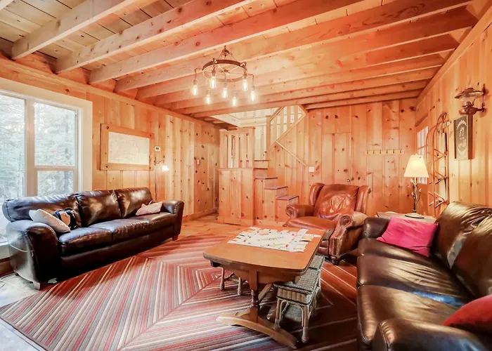 Spacious Classic Cabin Retreat- Near Lassen