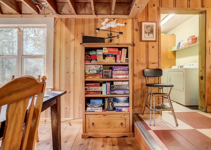 Spacious Classic Cabin Retreat- Near Lassen