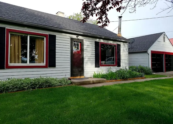 4Th Ave Hideaway - Cozy Home With Spacious Yard