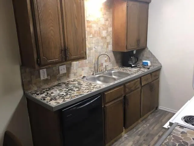 Downstairs One Bedroom Close To Fort Sill!