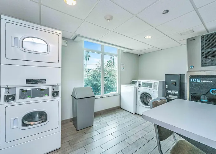 Holiday Inn Express & Suites Charleston Arpt-Conv Ctr Area By Ihg