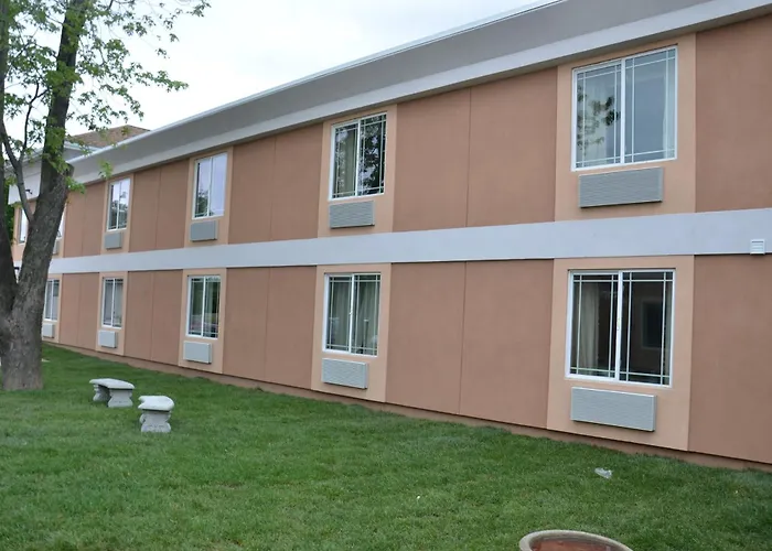 Aashram Hotel By Niagara River