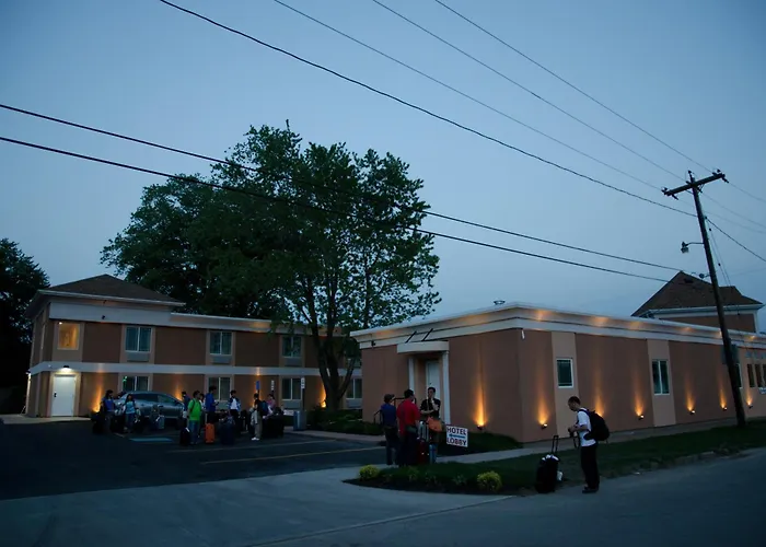 Aashram Hotel By Niagara River