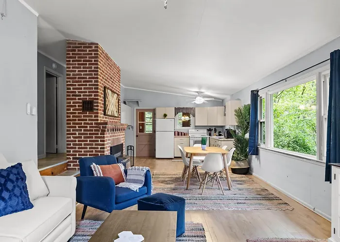 Harpers Ferry Cottage Hot Tub, Wifi, Dog-Friendly