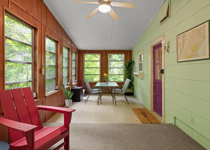 Harpers Ferry Cottage Hot Tub, Wifi, Dog-Friendly