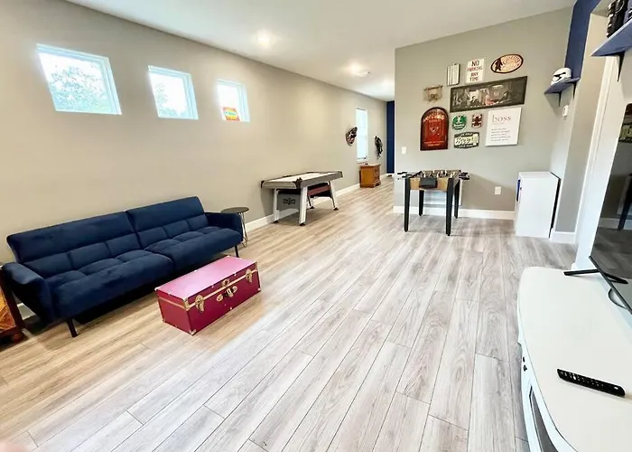 The Billiard Close To Downtown With Fenced Yard