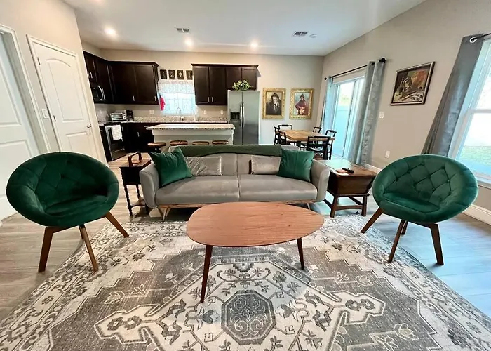 Sweet Stay With Fully Fenced Yard