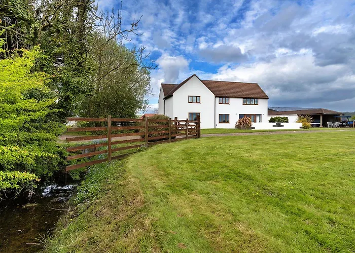 Finest Retreats - Stone Bow Farmhouse