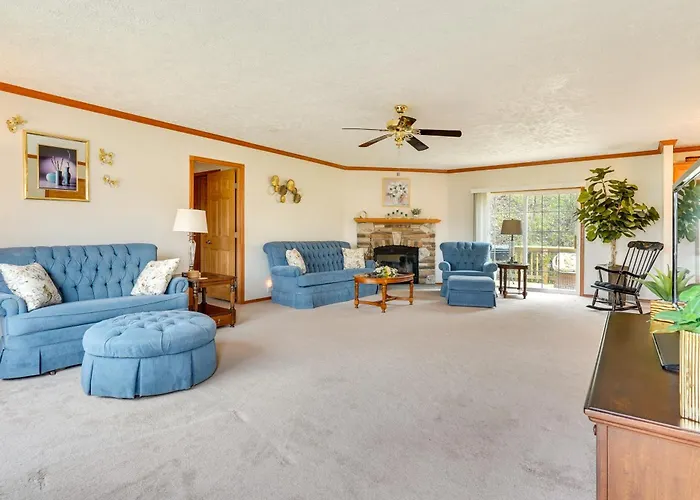 Serene Zanesville Getaway: Hot Tub, 2 Decks!