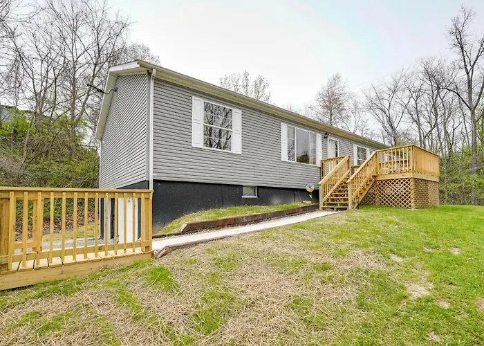 Serene Zanesville Getaway: Hot Tub, 2 Decks!