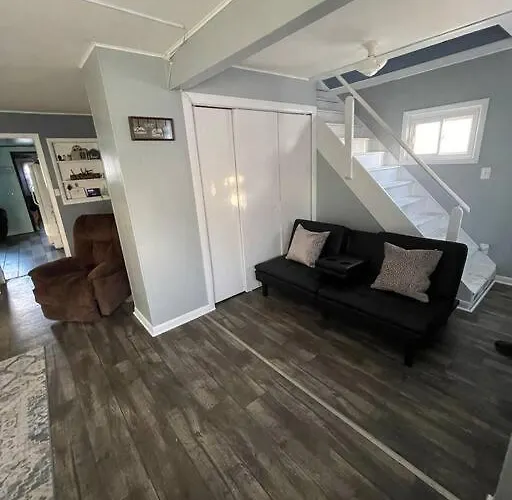 Beautiful Trailside Haven On The Edge Of Town