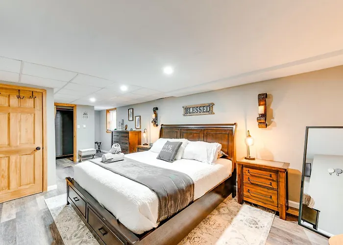 Pocono Lake House Hideaway: Hot Tub & Theater Room