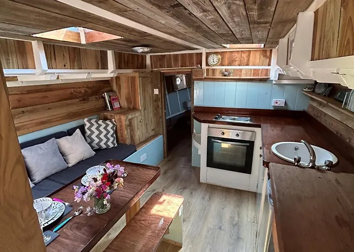 Swallowfield Glamping-Unsinkable