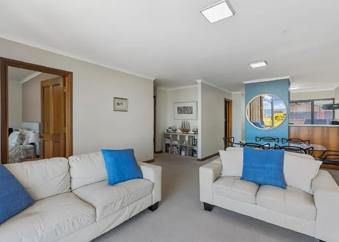 By The Sea Beachfront Apartment + Wifi