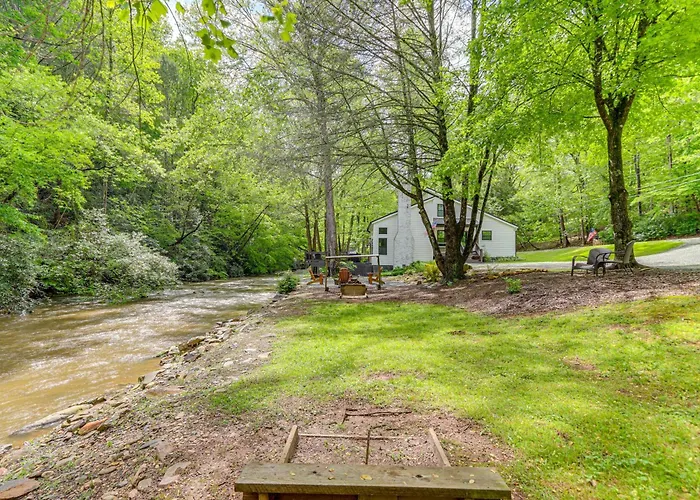 Deck & Fire Pit Bliss: Mountaintown Creek Cottage!