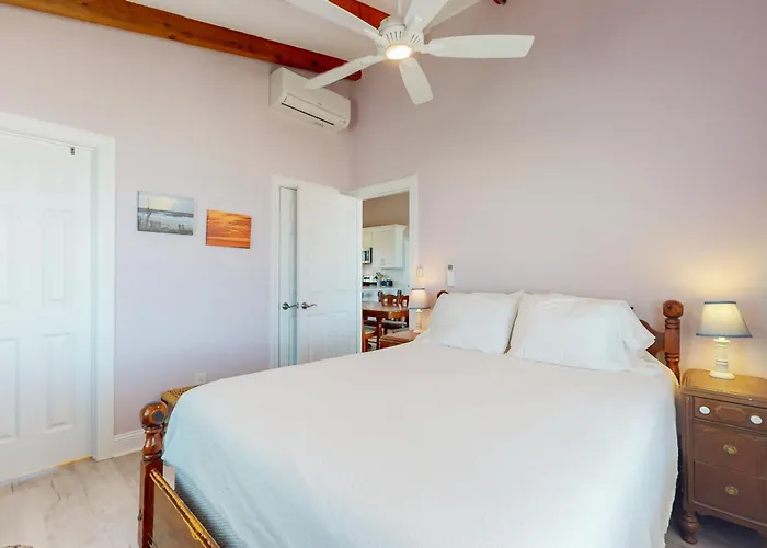 Dog-Friendly Waterfront House With Beach Access & Fireplace - Snowbirds Welcome
