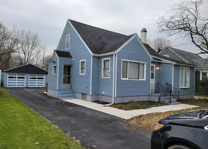 Nice Big House With Parking, King Bed, Yard