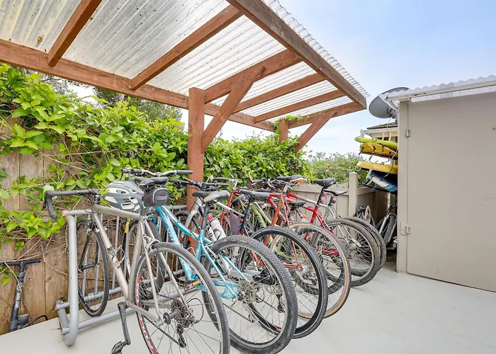 Summerland Home W/ Beach Supplies: Walk To Beach!