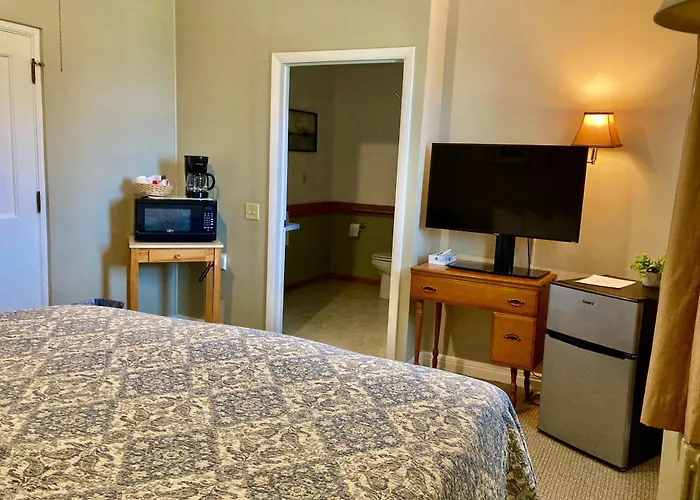 Garden Grove Retreat & Lodging Near Pictured Rocks, Fayette, Trails