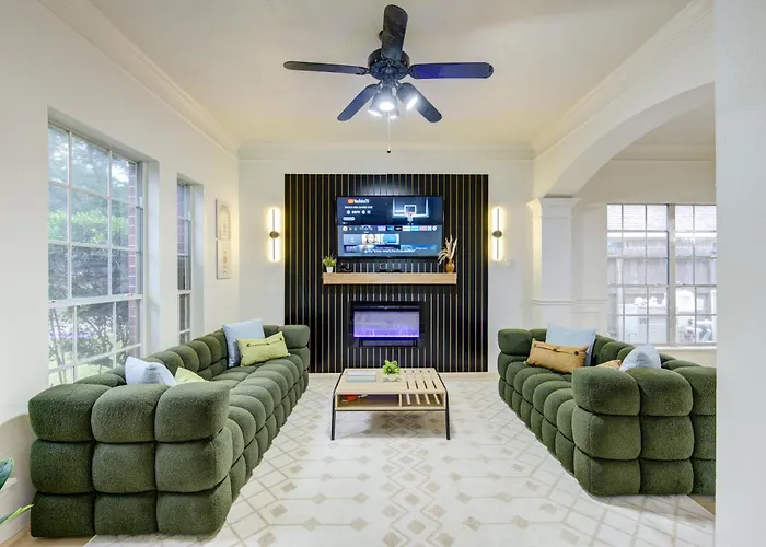 Amazing Getaway Home - 4 Bedrooms 2,5 Baths - West Houston, Katy, Richmond - Huge Pool, Mini-Golf, Pingpong, Billards, Bbq, Katy Asian Town, Typhoon Waterpark, King Bed
