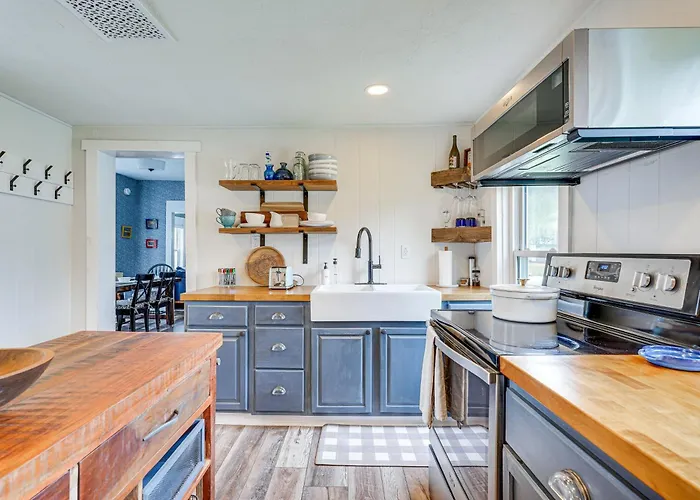 Lovely Ludlow Farmhouse ~ 1 Mi To Town & Slopes!