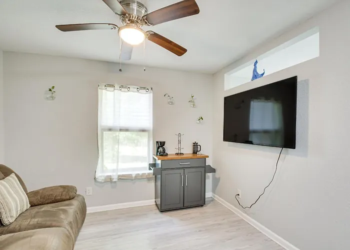 Crestview Family Home: Screened Porch & Games!