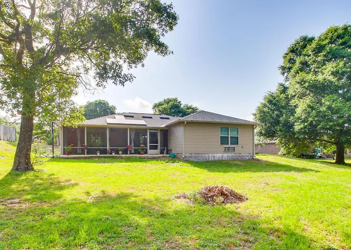 Crestview Family Home: Screened Porch & Games!