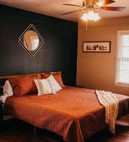 The Burrow-Cozy 3 Bdrm Hm - Free Parking