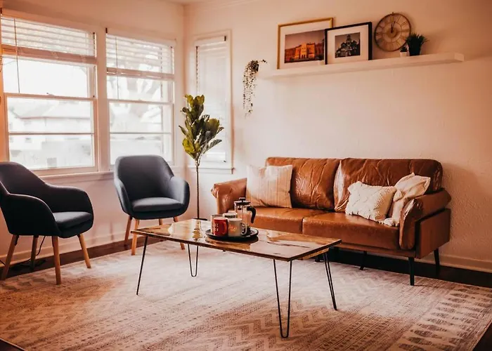 The Burrow-Cozy 3 Bdrm Hm - Free Parking